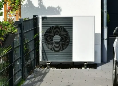 Air-air,Heat,Pump,For,Heating,And,Hot,Water,In,Front